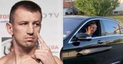 Tomasz Adamek grozi palcem z nowego Mercedesa za 400 tysięcy (FOTO)