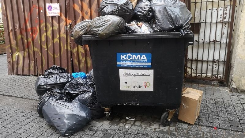 kosz na śmieci przepełniony odpadai