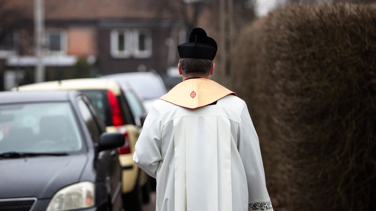 ksiądz z wizytą duszpasterską. zdjęcie poglądowe