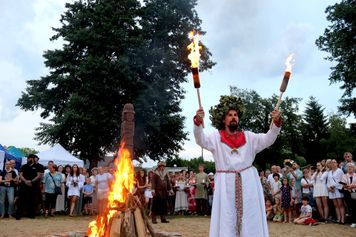 Chodzieskie Wianki 2026 za nami - magia słowiańskiej nocy nad Jeziorem Miejskim