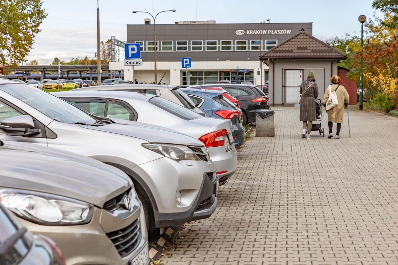 Kraków: Wnioskują o strefę parkowania w rejonie dworca kolejowego