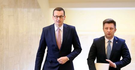 Afera mailowa. Jej symbolem mogą stać się batoniki premiera. "Chyba że najciekawsze przed nami"