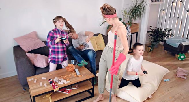 Zmęczona pracą domową kobieta "potrzebuje wakacji" w spocie Itaki