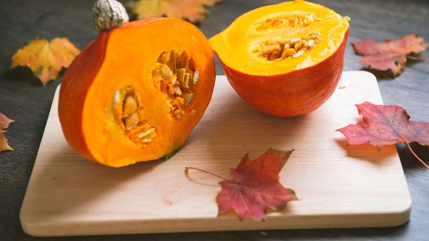 Dynia hokkaido jest odmianą dyni, która w ostatnim czasie robi prawdziwą furorę.