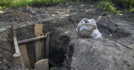 Wydobywają węgiel w ogródkach na własną rękę. W pół dnia zarobią tyle, ile w pracy przez tydzień