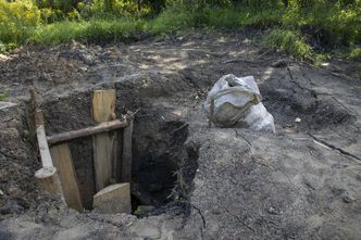Wydobywają węgiel w ogródkach na własną rękę. W pół dnia zarobią tyle, ile w pracy przez tydzień
