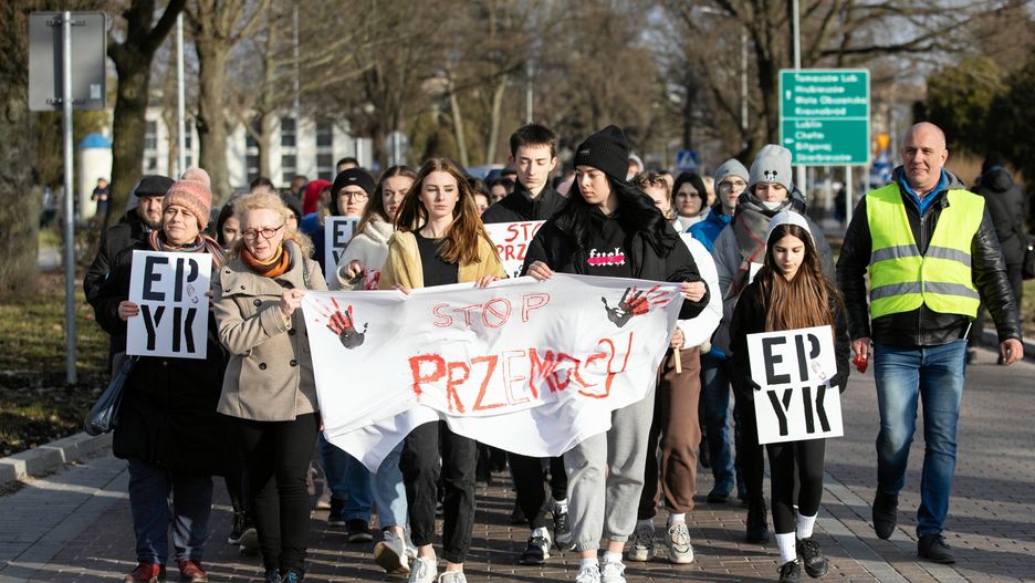 Smierc 16 letniego Eryka z Zamoscia
03.03.2023 Zamosc . Mama zabitego chlopca Iwona Romanowska podczas marszu milczenia po zamordowaniu 16 letniego Eryka Romanowskiego . Chlopak zostal zakatowany w parku przez trojke szesnastolatkow i jednego siedemnastolatka .
Fot. Jakub Orzechowski / Agencja Wyborcza.pl
Fot. Jakub Orzechowski / Agencja Wyborcza.pl
smierc, znicz, znicze, lampka, lampki, swieczka, swieczki, plomien, pamiec, tragedia, pobicie, zamosc, planty, park, 16 latek, eryk, szesnastoletni eryk, eryk patryk romanowski, zbrodnia, miejsce zbrodni, marsz milczenia, marsz, przemarsz, zaloba, napis, plakat, stop przemocy, przemoc, pobity, zabojstwo, morderstwo, eryk romanowski, tlum, ludzie, protest, protestowac, marsz przeciwko agresji, marsz przeciwko przemocy, /FR/, agx
