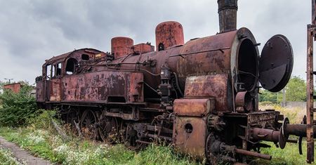 Wraki sowieckich pociągów. Niszczeją na polskim cmentarzysku