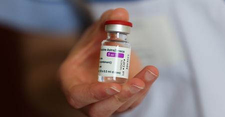 Koronawirus w Polsce. Polacy o szczepionce AstraZeneca. Sondaż