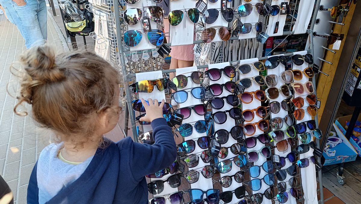 Bazarowe okularki nad morzem