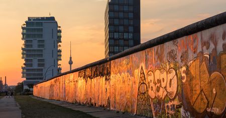 Mur Berliński - kiedy i dlaczego powstał, kiedy runął. Co warto wiedzieć o Murze Berlińskim?