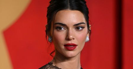 Kendall Jenner przeszła tajną operację plastyczną?! Fani przedstawiają "dowody": "Oczy duże jak u robaka" (ZDJĘCIA)