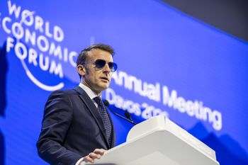 Macron przemawiał w okularach. Oto powód