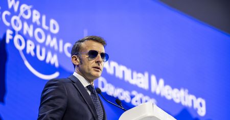 Macron przemawiał w okularach. Oto powód