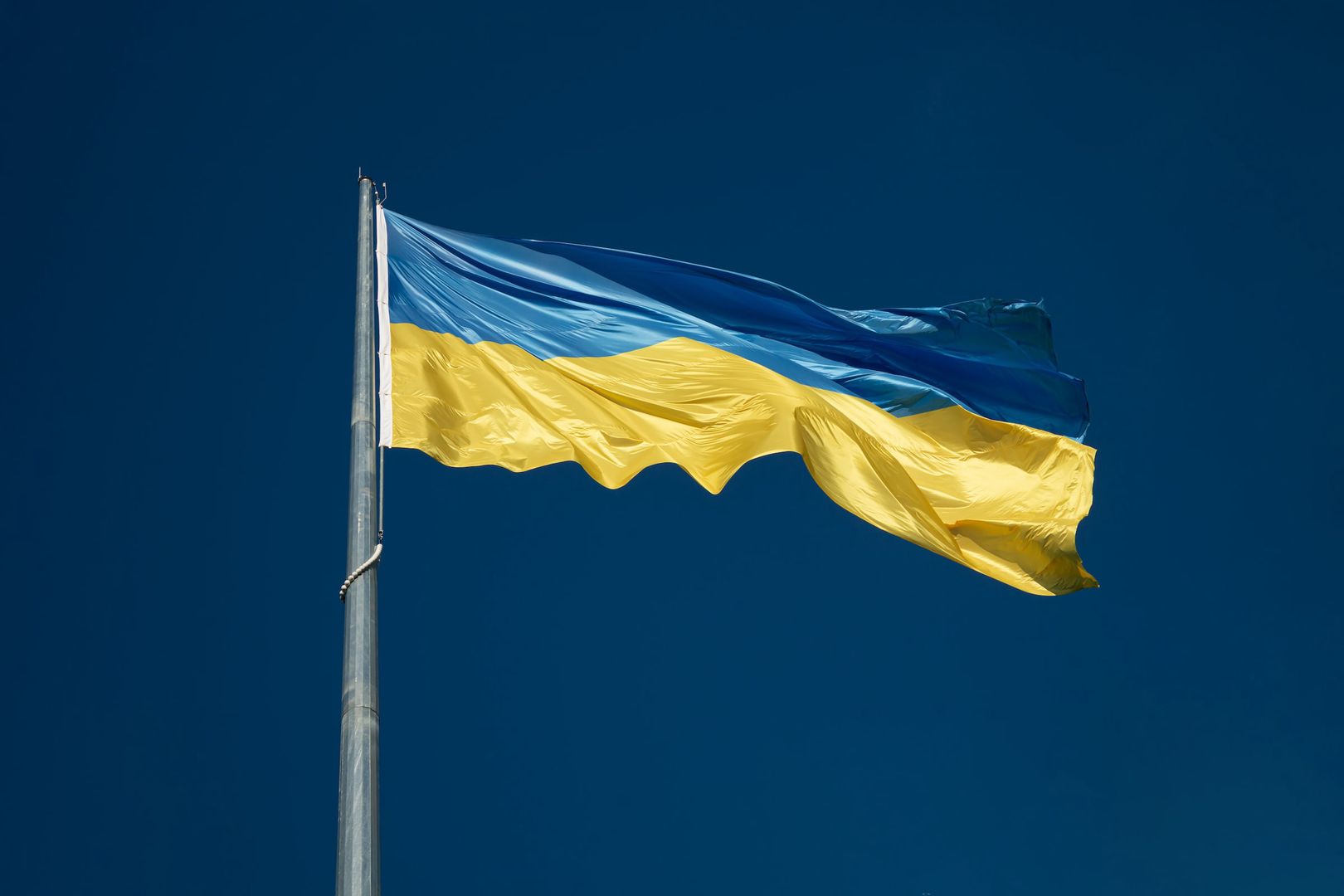 Polak zerwał i spalił flagę Ukrainy. Teraz naje się wstydu
