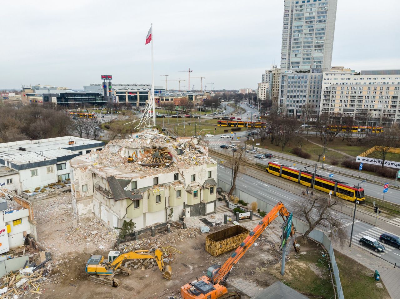 Warszawa. Czarny Kot w trakcie rozbiórki