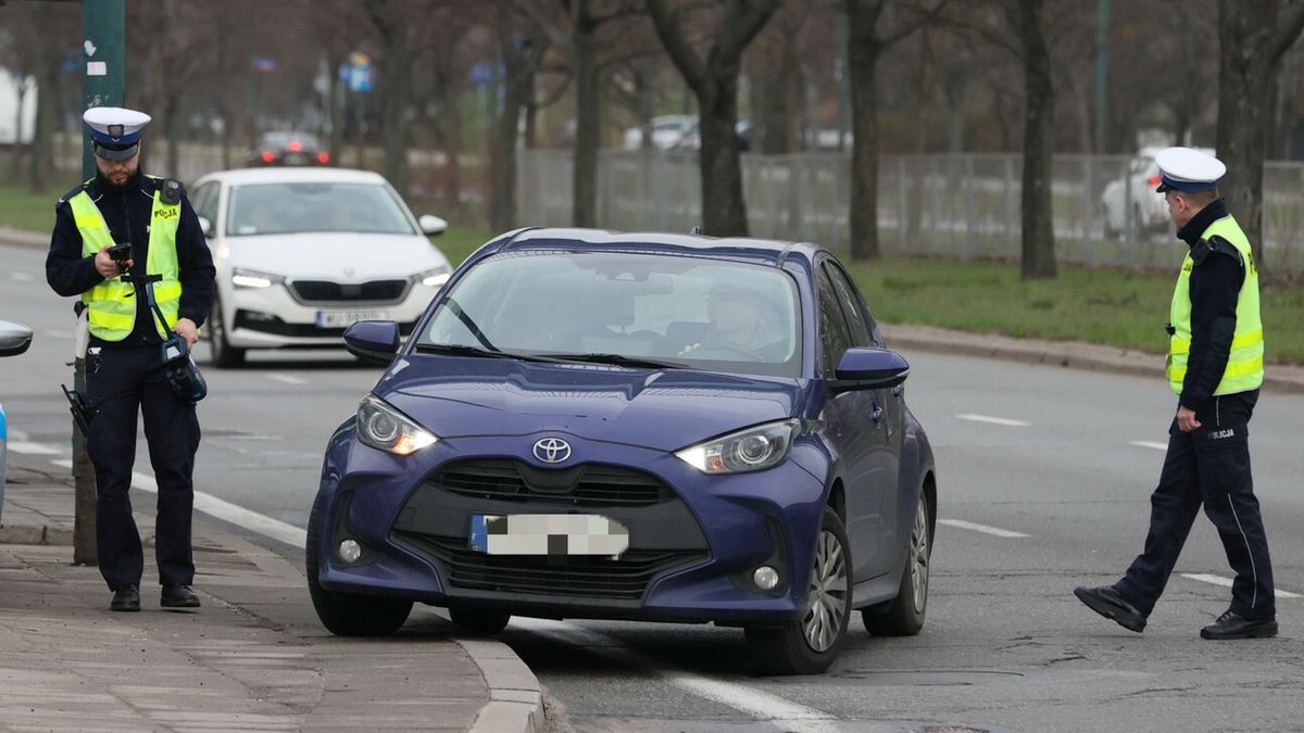 Super Express archiwum 2025FOTO TOMASZ RADZIK  / SUPER EXPRESSWARSZAWAN/Z POLICJANCI Z WYDZIALU RUCHU DROGOWEGO KSP SCHOWANI ZA KLADKA DLA PIESZYCH NA UL OSTROBRAMSKIEJ LAPIA KIEROWCOW PRZEKRACZAJACYCH PREDKOSC31.03.2025DROGOWKA POLICJA KRZAKOWA POMIAR PREDKOSI KONTROLA PRZEKROCZENIEWSZYSTKIE ZDJECIA NA HTTP://AGENCJA.SE.COM.PLTOMASZ RADZIK