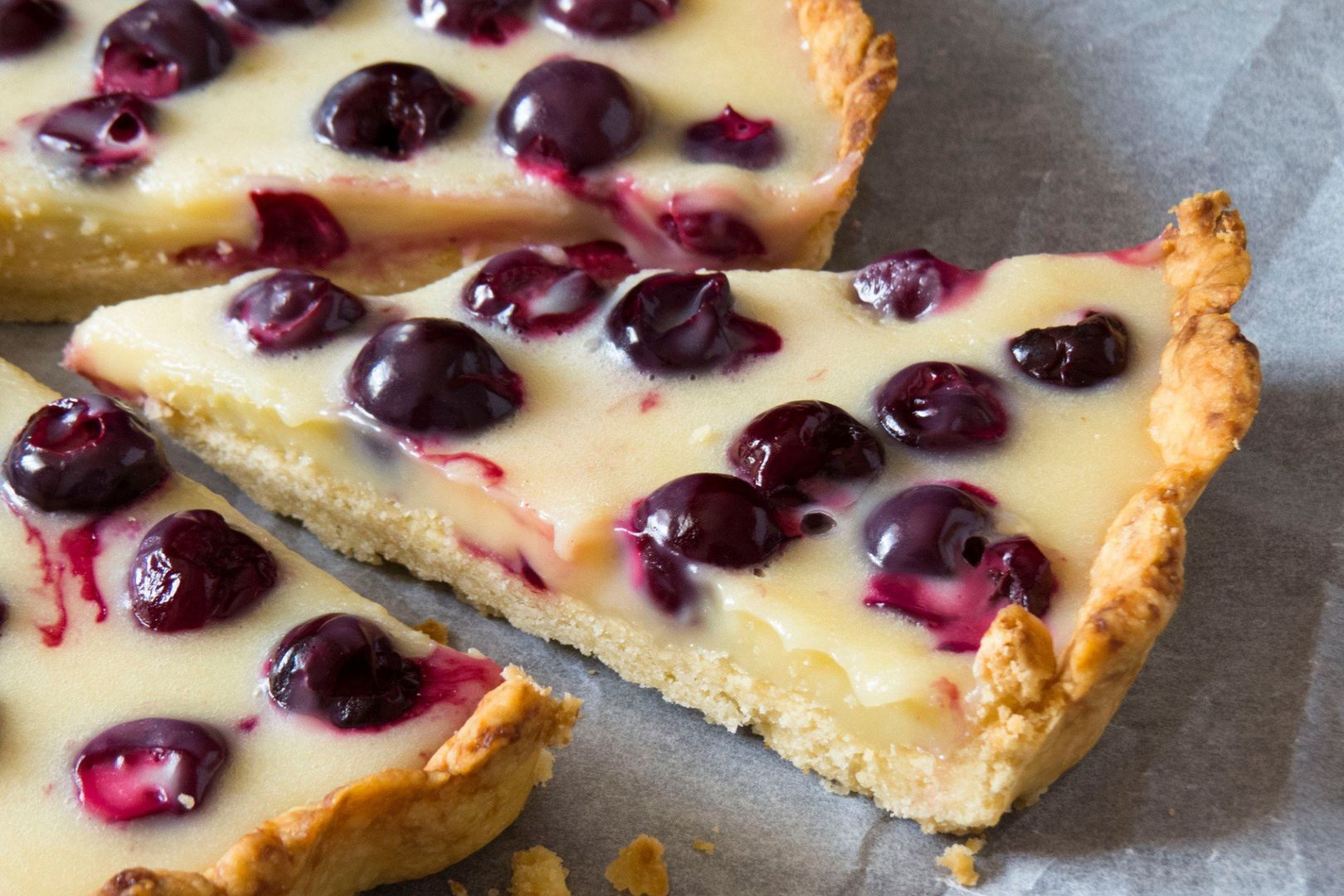 Tarta z budyniem i czereśniami