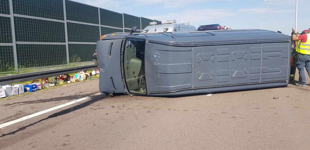 Wypadek na S 12. Pękła opona. Bus się przewrócił