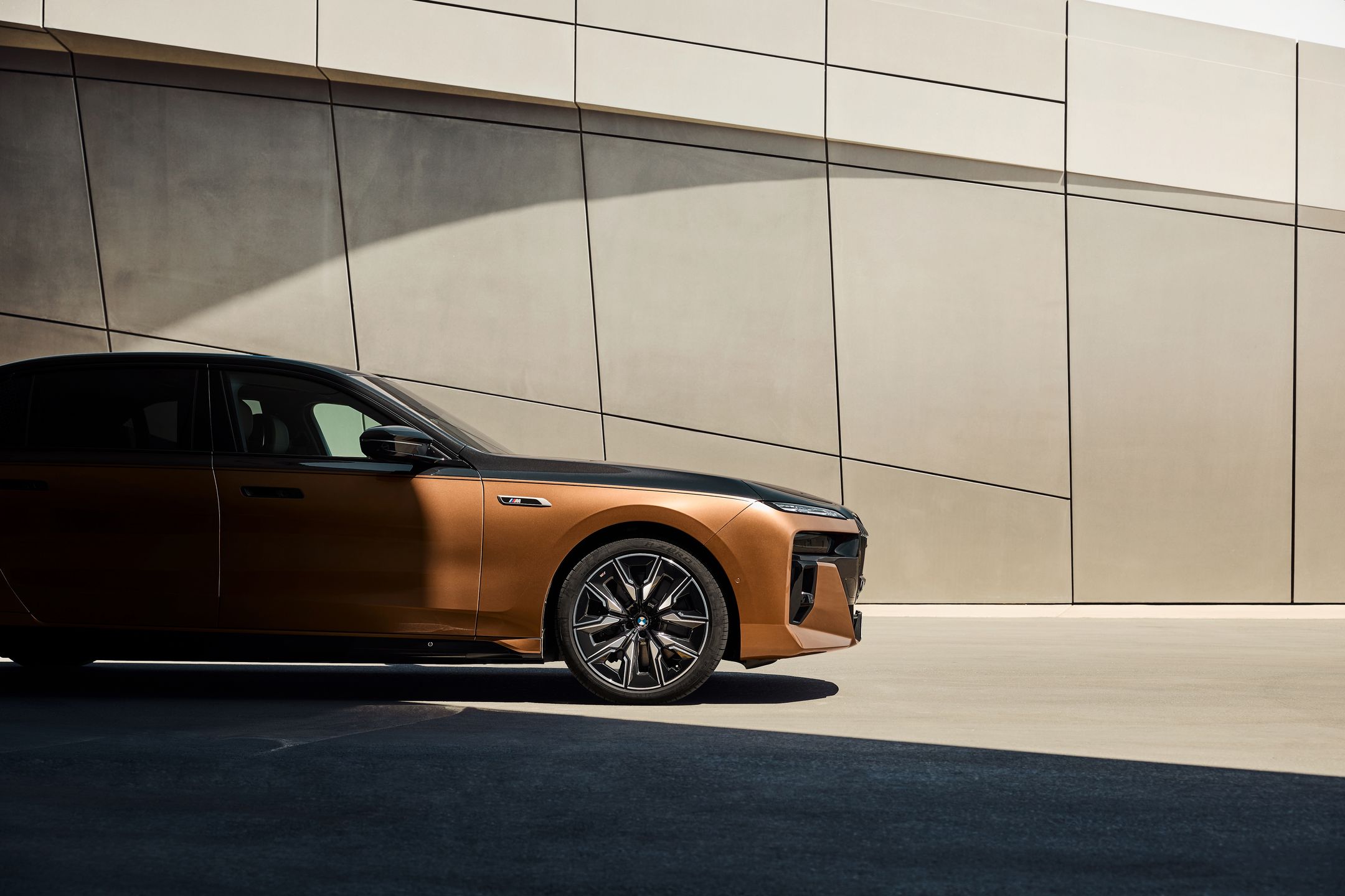 BMW i7 M70