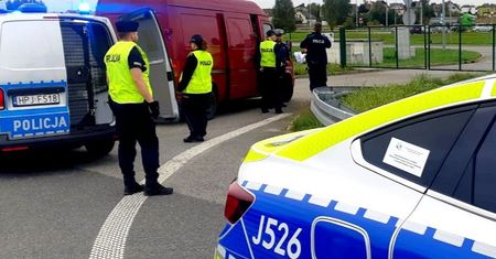Wpadł przez brak świateł. Na pace miał 27 osób
