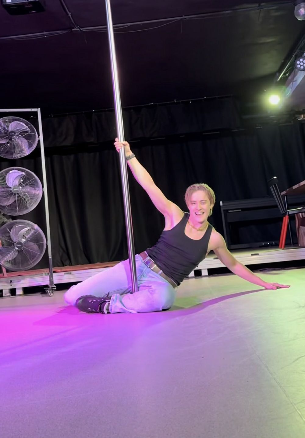 Katarzyna Zillmann wygina się na rurze w rytm przeboju Tatu