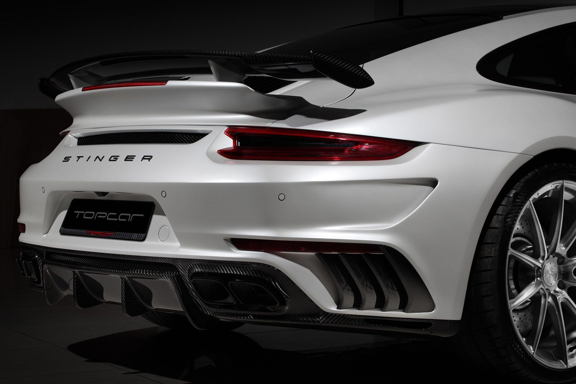 Z tyłu posłużono się dyfuzorem, czyli czymś od czego Porsche stroni i nadal niechętnie wykorzystuje. Stajnia Topcar jest dumna z wykorzystania technologii łączenia paneli stalowych z kompozytami węglowymi przy pomocy klarboksylowych okładzin. Każdy ze zmodyfikowanych paneli jest sztywniejszy i lżejszy od fabrycznego.