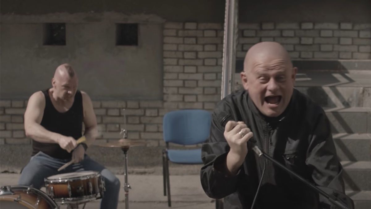 "Twój ból jest lepszy niż mój". O czym mówi kontrowersyjna piosenka Kazika?