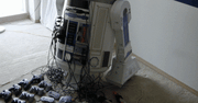 Osiem konsol, projektor i głośniki we wnętrzu R2-D2!