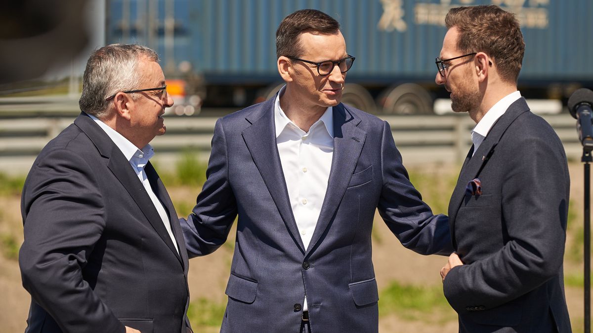 Pierwsze Mieszkanie to rządowy program. Na zdjęciu ministrowie Andrzej Adamczyk (z lewej) i Waldemar Buda (z prawej) z premierem Mateuszem Morawieckim