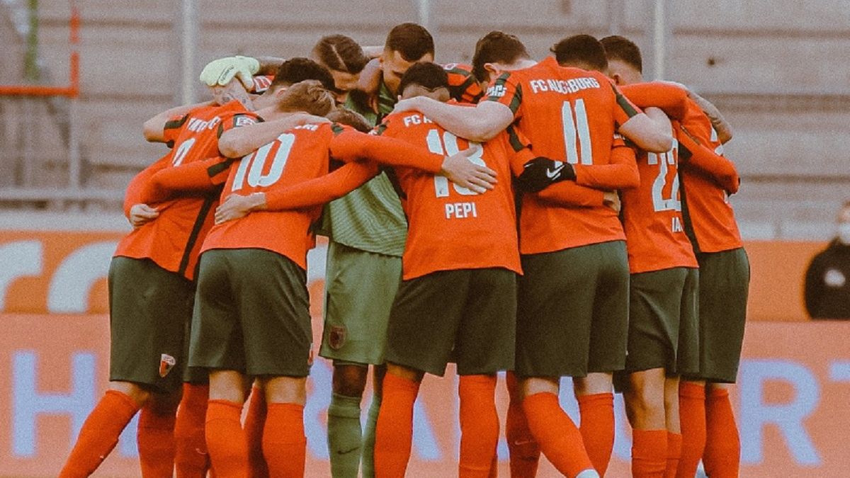 Piłkarze FC Augsburg przed meczem