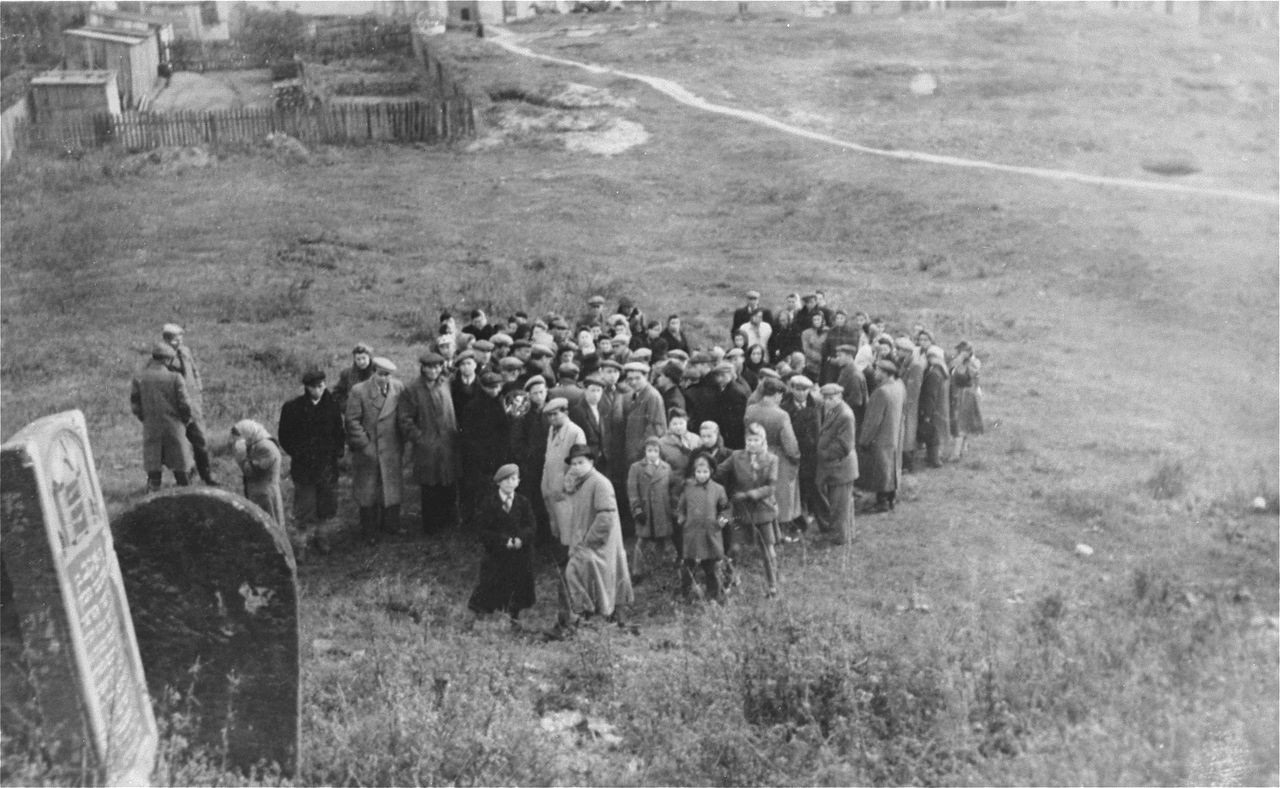 Ocalali na zdewastowanym cmentarzu żydowskim w Ostrowcu Świętokrzyskim, październik 1945 r.