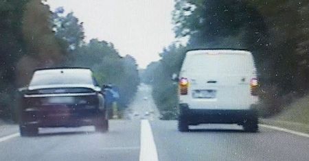 190 km/h w zabudowanym i 30 innych wykroczeń. Poszukiwany 20-latek próbował uciec policji