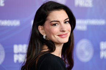 Wraca do łask? "Najpiękniejsza kobieta" założyła taką sukienkę