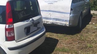 Ścigany kierowca przykrył auto narzutą i schował się w budynku . Wierzył, że dzięki temu stanie się niewidzialne