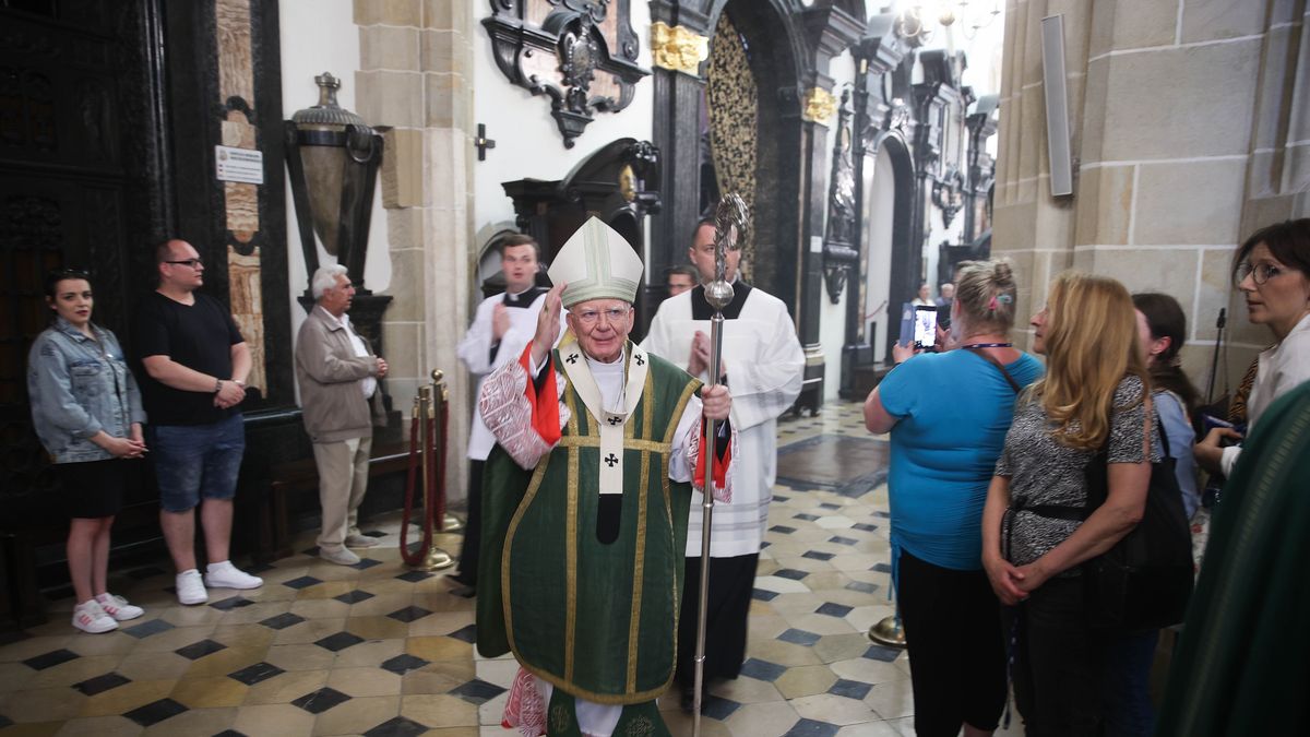 Kraków, 18.06.2022. Metropolita krakowski abp Marek Jędraszewski (C) podczas mszy świętej w katedrze na Wawelu w Krakowie, 18 bm. Politycy PiS odwiedzają katedrę w miesięcznicę pogrzebu pary prezydenckiej Lecha i Marii Kaczyńskich. (amb) PAP/Łukasz Gągulski
