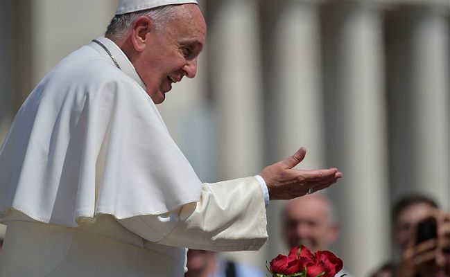 Papież Franciszek do wiernych: chciałbym, aby w Kościele klękano przed biednymi
