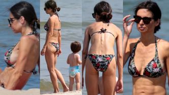 Szczupła Marta Kaczyńska W BIKINI relaksuje się na plaży w towarzystwie syna (ZDJĘCIA)