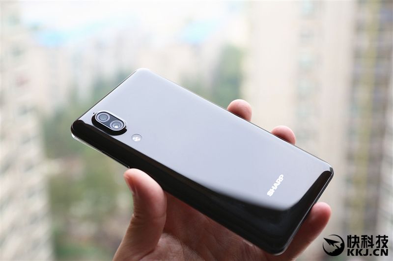 Sharp Aquos S2 oficjalnie. Ma wąskie ramki i podwójny aparat o ciekawych możliwościach 6