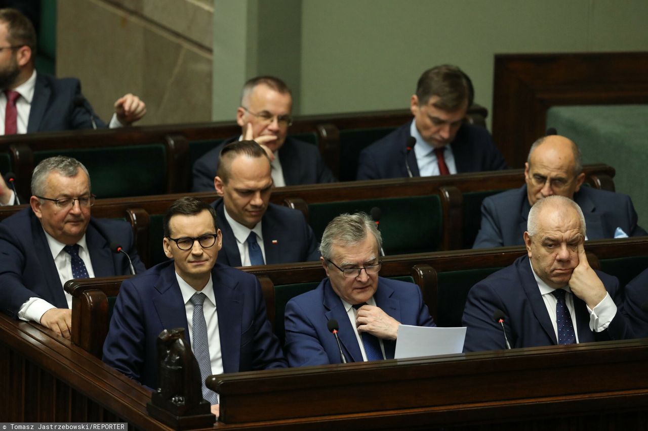 Właściciel marki odzieży patriotycznej wygrał rządowy przetarg. Rząd się tłumaczy