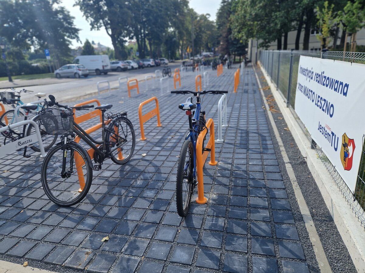 Przy ul. Kurpińskiego w Lesznie powstał duży parking dla rowerów. Przygotowano 46 stojaki rowerowee