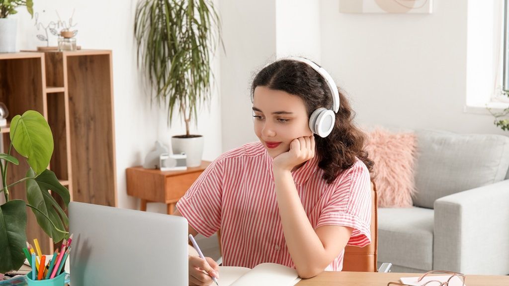 Nauczanie w chmurze pozwala uczniom uczyć się o dowolnej porze w domowych warunkach, bez kartkówek i sprawdzianów