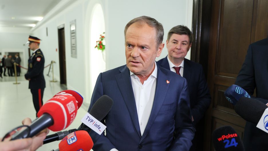Warszawa, 09.01.2025. Premier Donald Tusk (C) i minister ? członek Rady Ministrów, szef Kancelarii Prezesa Rady Ministrów Jan Grabiec (P) podczas konferencji prasowej w Sejmie w Warszawie, 9 bm. Trwa posiedzenie Sejmu. (sko) PAP/Paweł Supernak