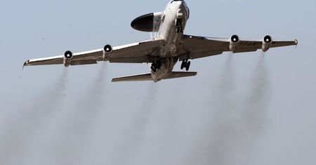 Co robi AWACS nad Warszawą? Samolot z potężnym radarem krąży nad miastem