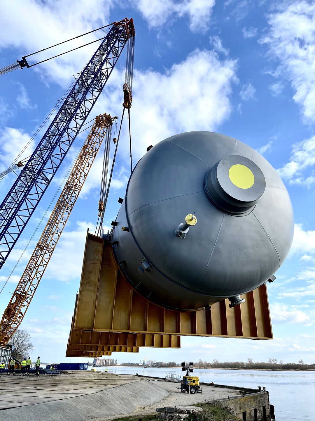 Wash Tower z Wisły wyciągnęły specjalistyczne dźgiki o udźwigu odpowiednio 650 i 1200 ton