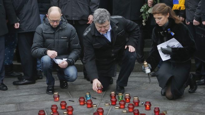 Prezydent z premierem zapalają znicze na Majdanie
