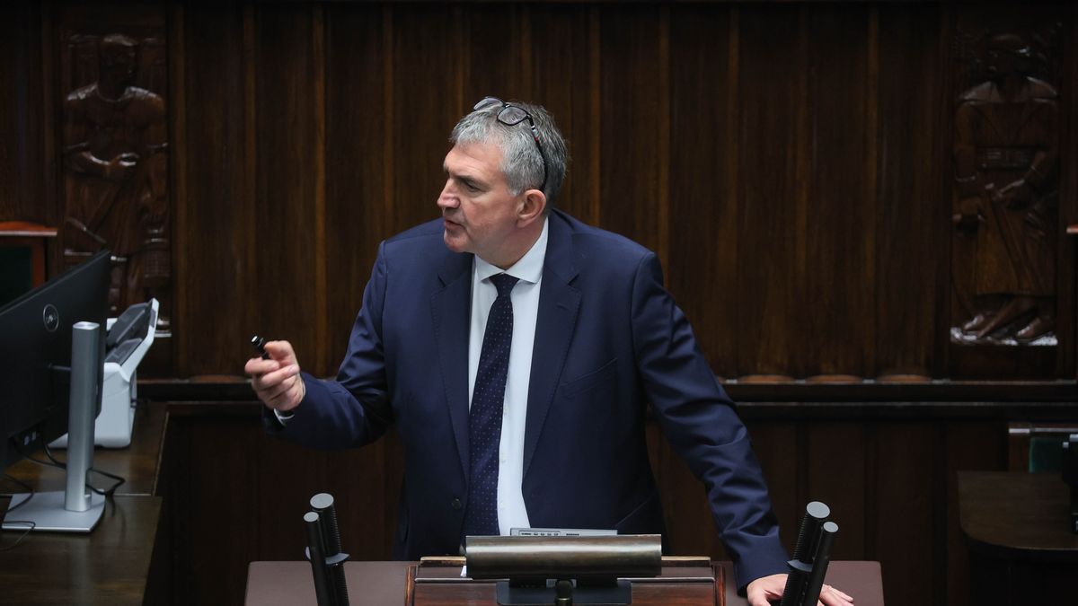 Warszawa, 29.04.2026. Sekretarz stanu w KPRM Radosław Kujawa na sali plenarnej Sejmu, 29 bm. W drugim dniu posiedzenia niższa izba paralemtu ma zająć się m.in. rządowym projektem zmian w ustawie o kuratorach sądowych. (aldg) PAP/Leszek Szymański