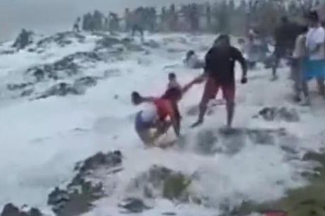 Osiem osób zostało zmiecionych z brzegu przez silne fale