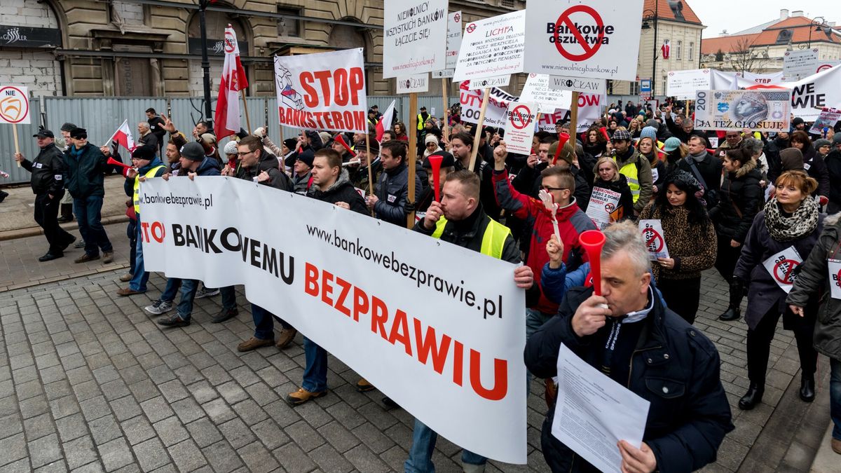 Polacy w ubiegłych latach niejednokrotnie protestowali domagając się ustawowego rozwiązania problemu ze spłatą kredytu walutowego