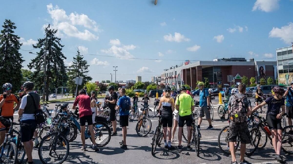 Zbiórka pod galerią w celu wyruszenia na trasę pikniku rowerowego